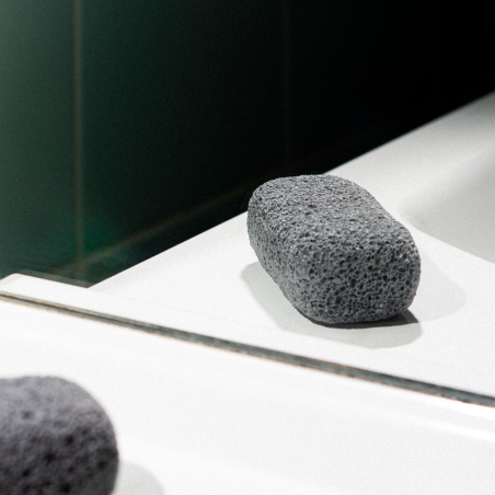 C'est le reflet d ela pierre ponce dans le miroir d'une salle de bain.