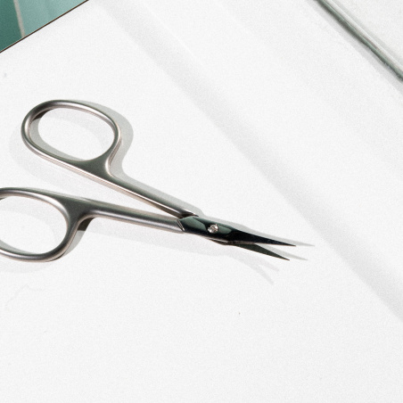 Zoom sur le ciseaux cuticules.