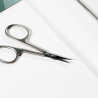Zoom sur le ciseaux cuticules.