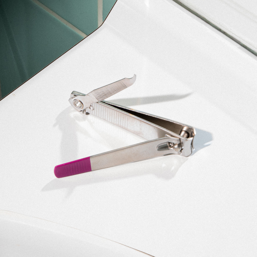 Le coupe-ongle pédicure BA avec son levier levé et sa lime en acier inoxydable.