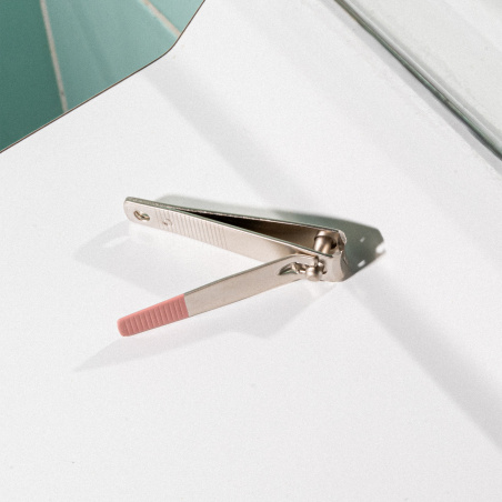 Le coupe ongle manucure de BA sur le rebord d'un lavabo de la salle de bain.