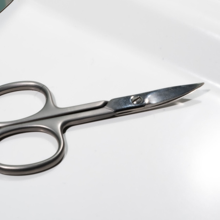 Zoom sur le ciseaux à cuticules de BA.