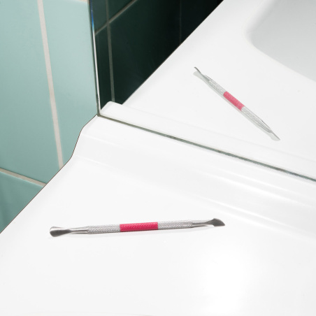 Le repousse cuticule de BA au bord d'un lavabo.