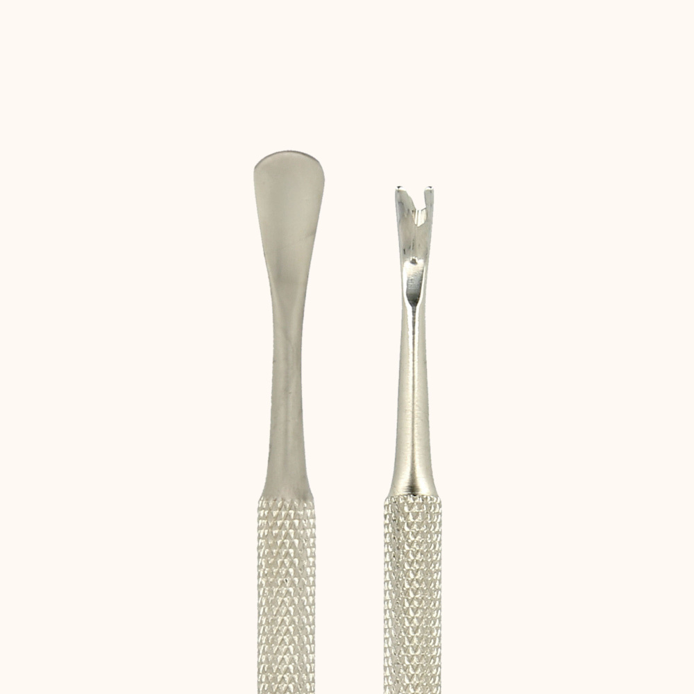 Les deux embouts du repousse et coupe cuticules.