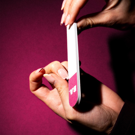 Deux mains qui utilisent la lime de BA pour ongle naturel.