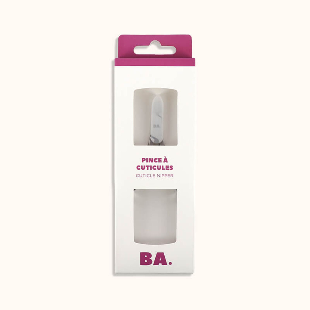 La pince à cuticules de chez BA dans son packaging.