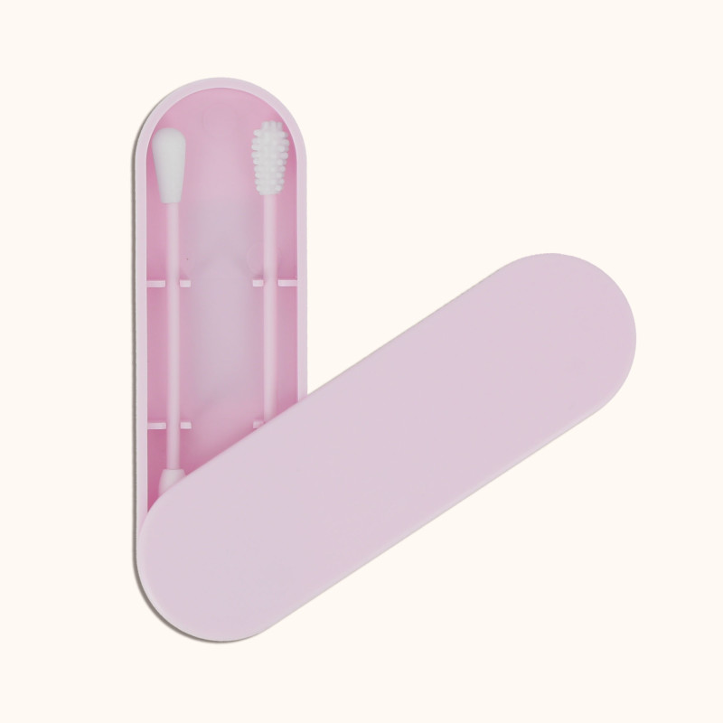 Les deux cotons-tiges en silicone dans leur boîte de rangement rose ouverte de chez BA