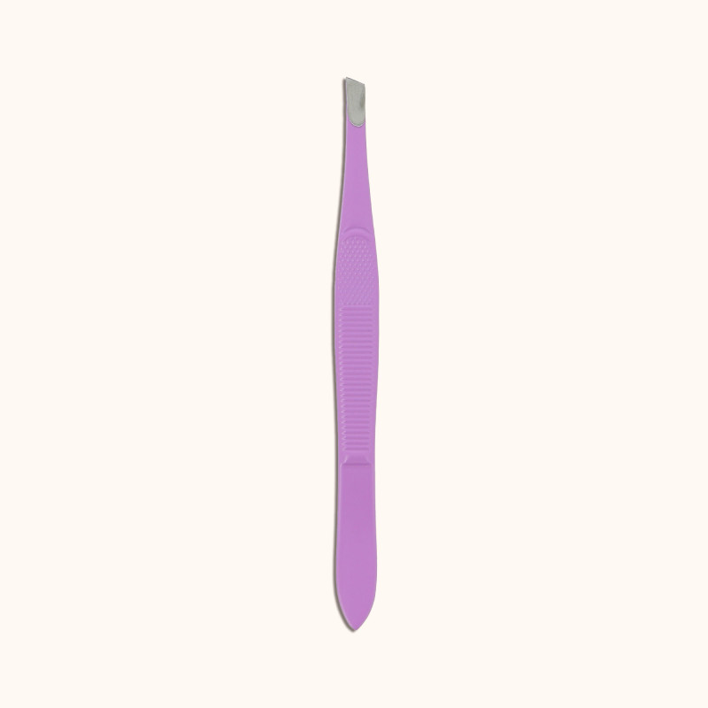 La pince à épiler mors biais lilas de chez BA