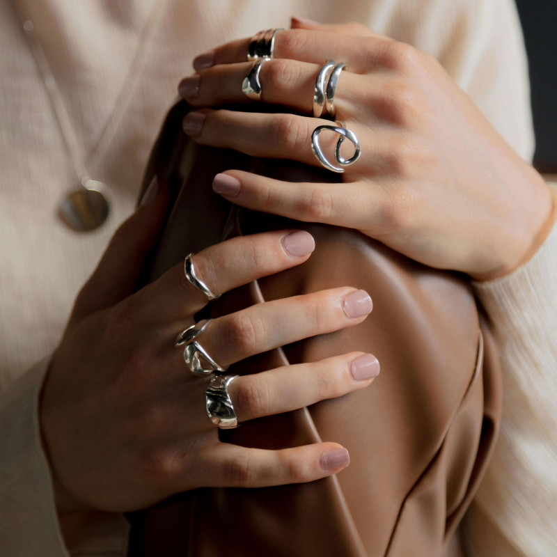 Des mains avec du vernis beige léger