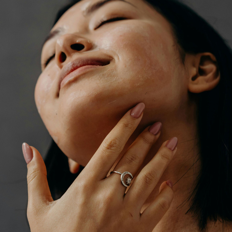 Personne qui porte du vernis rose nude sur ses mains.