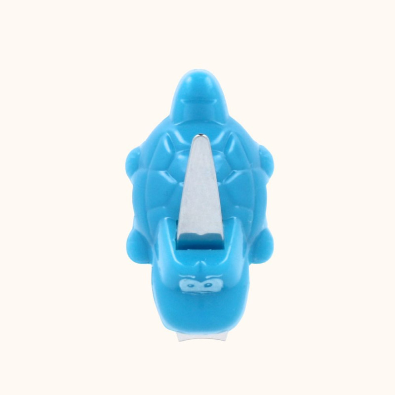 Le coupe-ongle pour bébé bleu de chez BA en forme de crocodile vue du dessus