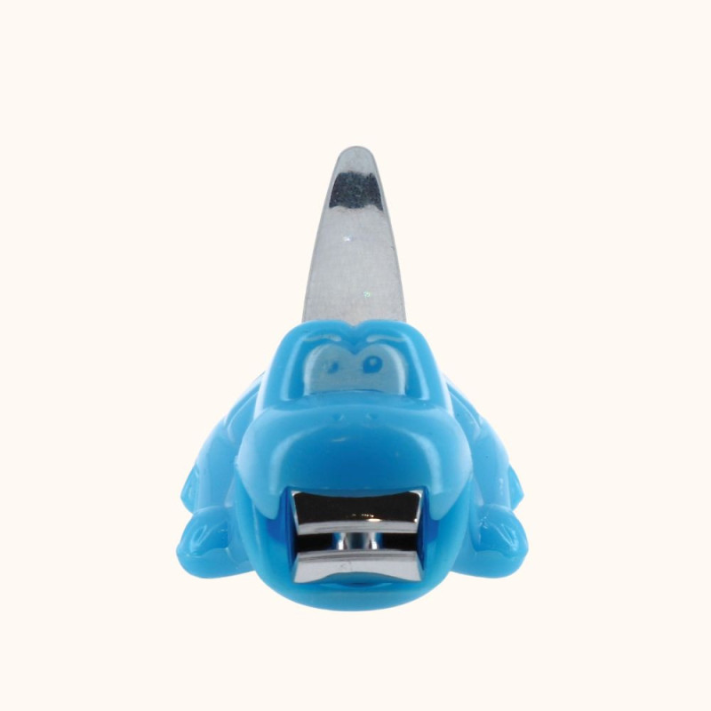 Le coupe-ongle pour bébé bleu de chez BA en forme de crocodile vue de face