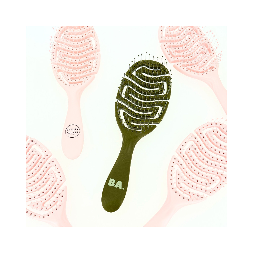 Notre brosse démêlante en kaki, avec des brosses roses