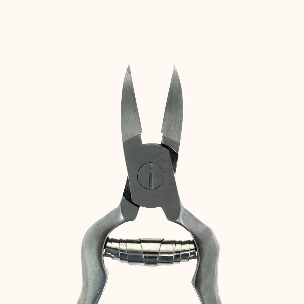 Zoom sur le bec de la pince sécateur à ongles