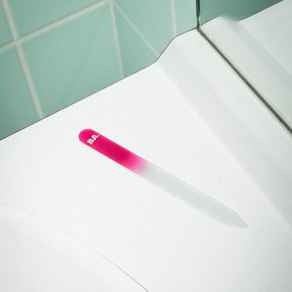 Notre lime en verre  sur le bord d'un lavabo