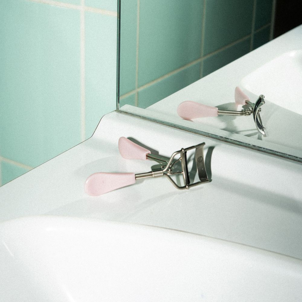 Le recourbe-cil sur le rebord d'un lavabo