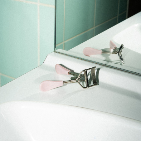 Le recourbe-cil sur le rebord d'un lavabo