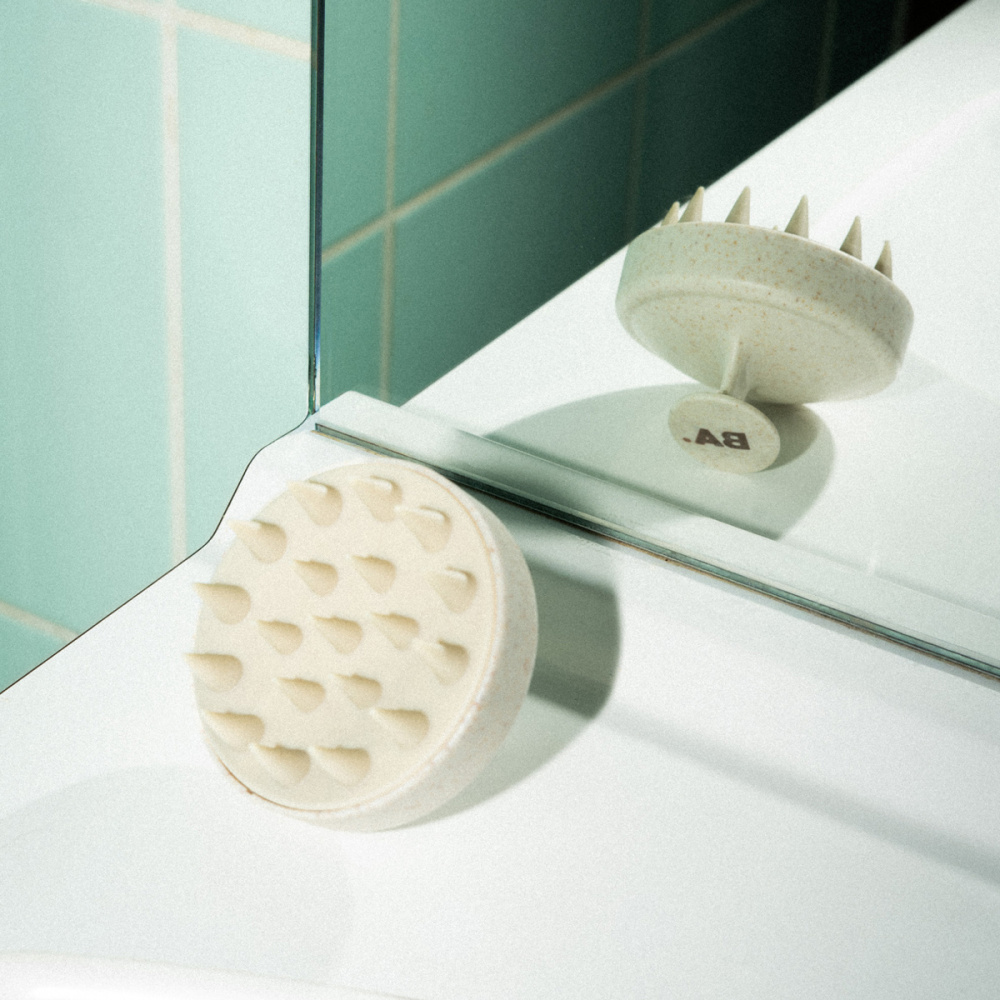 Notre brosse shampoing sur le rebord d'un lavabo