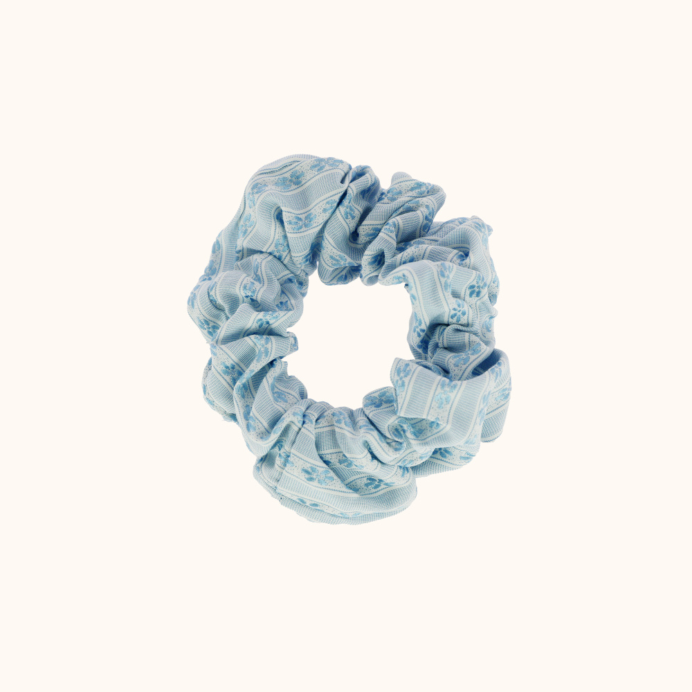 Le chouchou avec des fleurs bleues