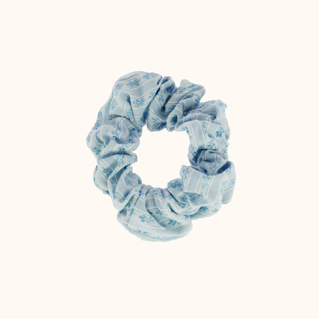 Le chouchou avec des fleurs bleues
